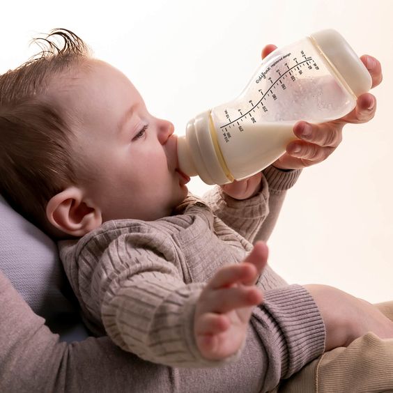 Quand les bébés tiennent-ils leur propre biberon ?