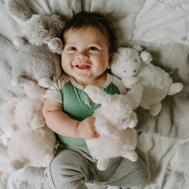 Quand les bébés peuvent-ils dormir avec une peluche ?