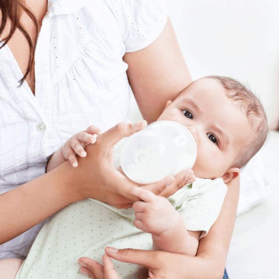 Quand arrêter de donner un biberon à votre bébé avant de se coucher