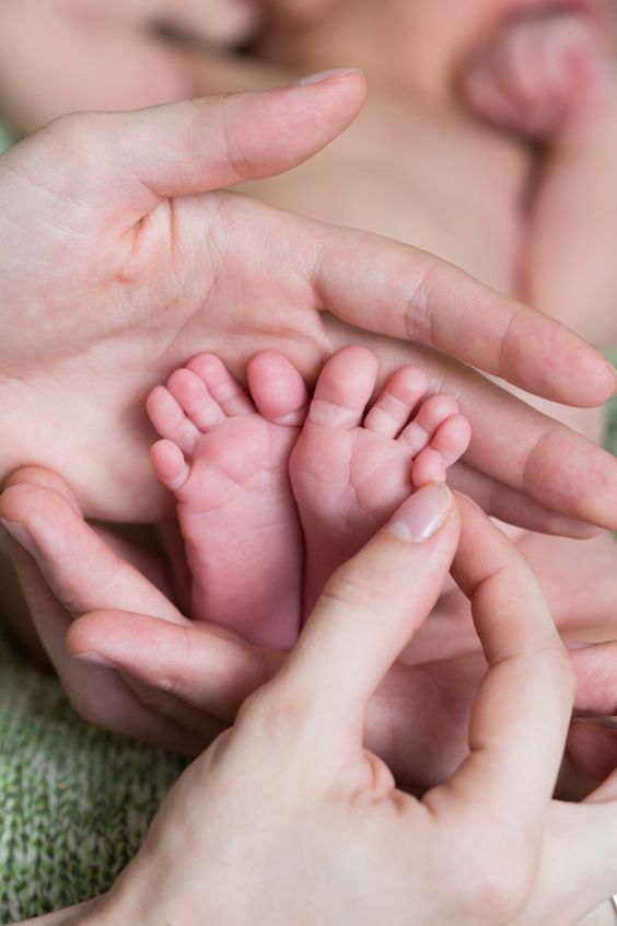 Qu’est-ce que cela signifie lorsque les mains ou les pieds d’un bébé sont violets ?